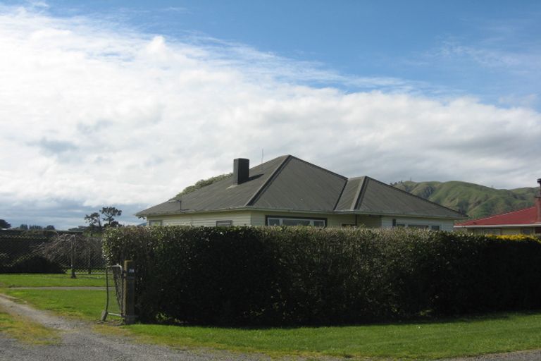 Photo of property in 28 Karaka Street, Tokomaru, Palmerston North, 4474