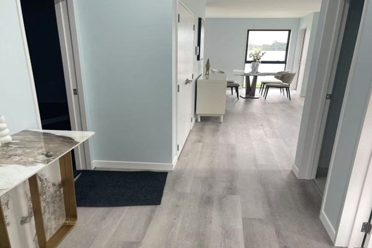 Photo of property in 8 Taipahitini Road, Rosehill, 2113