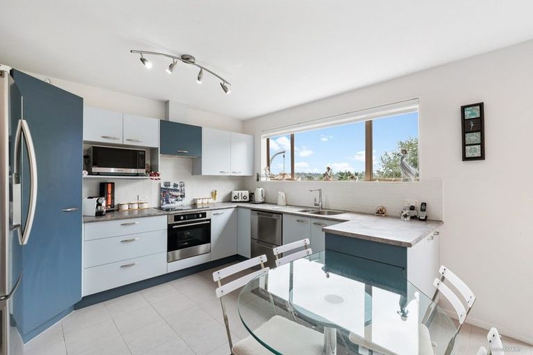 Photo of property in 17 Meteor Place, Schnapper Rock, Auckland, 0632