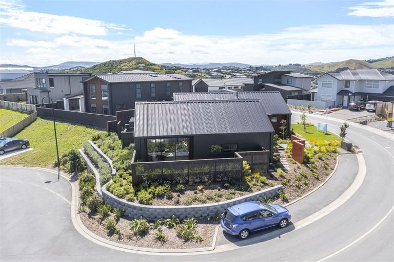 Photo of property in 16 Rotorua Grove, Aotea, Porirua, 5024