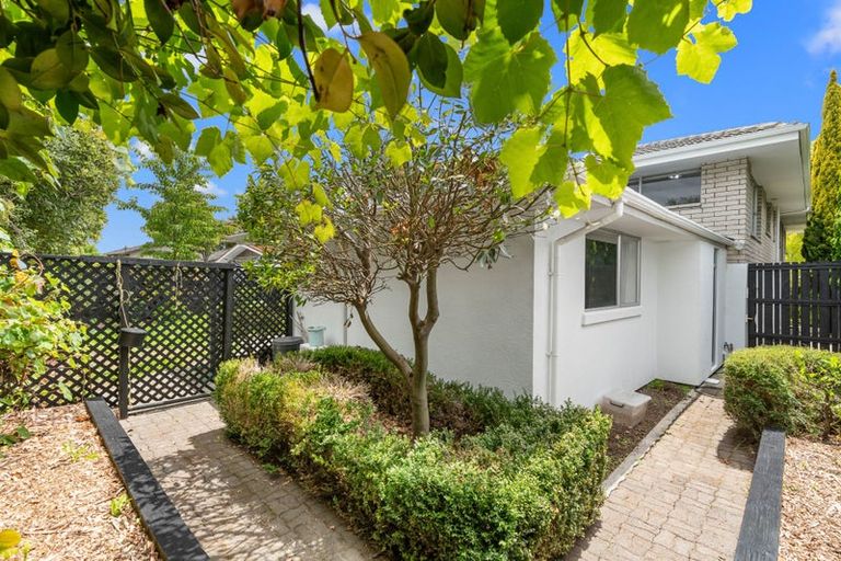 Photo of property in 17 Highland Place, Avonhead, Christchurch, 8042