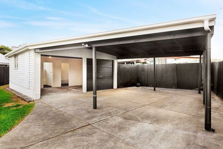 Photo of property in 8 Blake Road, Mangere East, Auckland, 2024