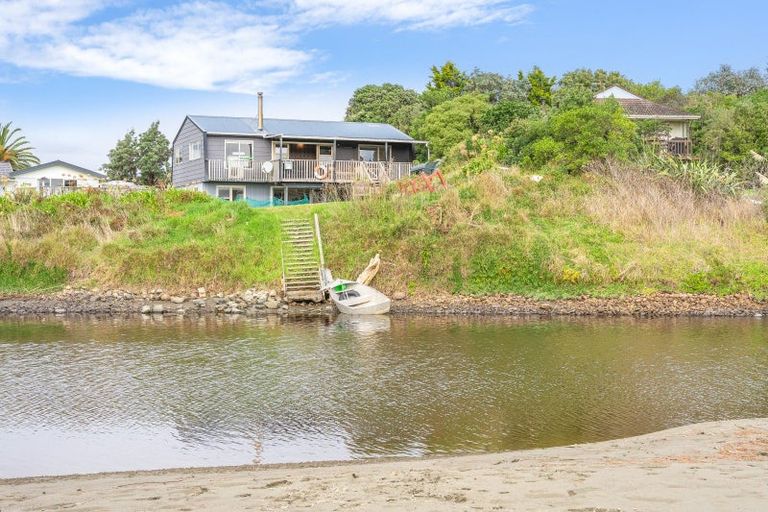 Photo of property in 21 Manga-pirau Street, Waikawa Beach, Manakau, 5573