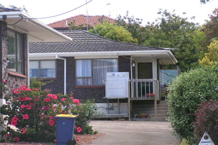 Photo of property in 2/12 Kauri Glen Road, Northcote, Auckland, 0627