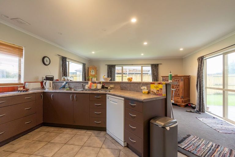 Photo of property in 10 Fernlea Avenue, Kelvin Grove, Palmerston North, 4414