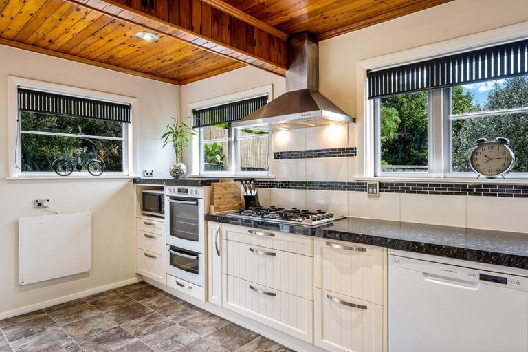 Photo of property in 33 Peel Place, Wainuiomata, Lower Hutt, 5014