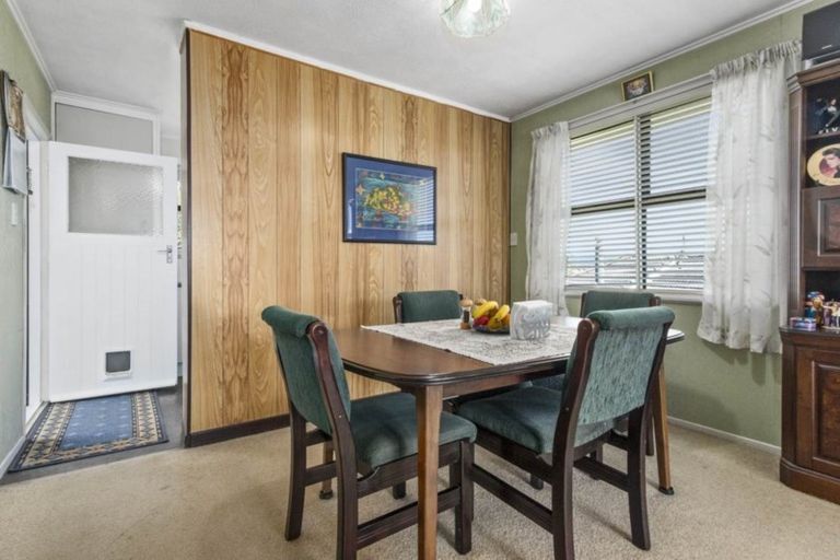 Photo of property in 24 School Road, Te Atatu South, Auckland, 0610