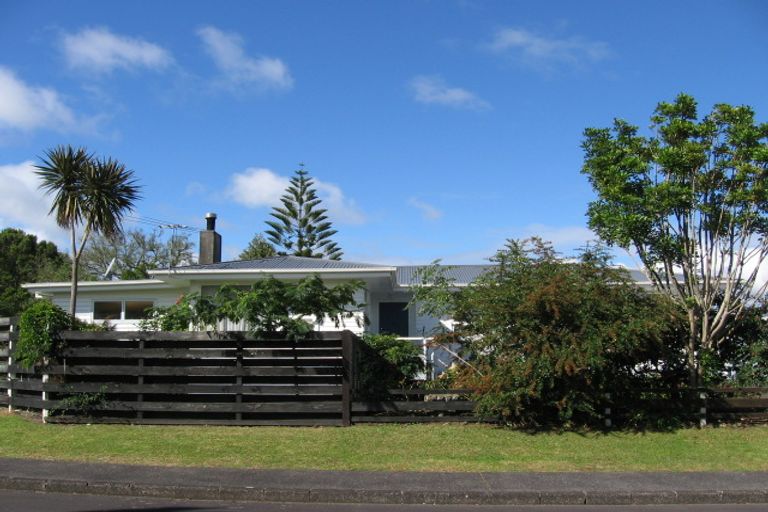 Photo of property in 8 Bridgens Avenue, Te Atatu Peninsula, Auckland, 0610