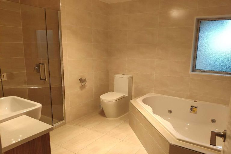 Photo of property in 21 Loughros Place, Pinehill, Auckland, 0632