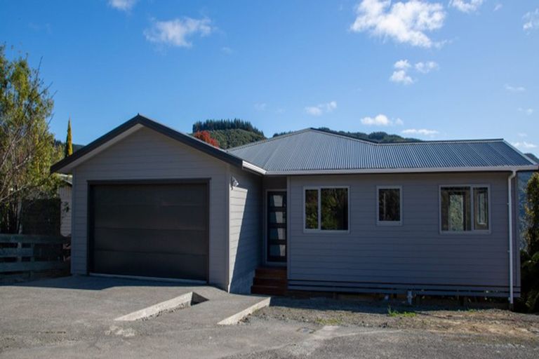 Photo of property in 102 Emerald Hill Drive, Birchville, Upper Hutt, 5018