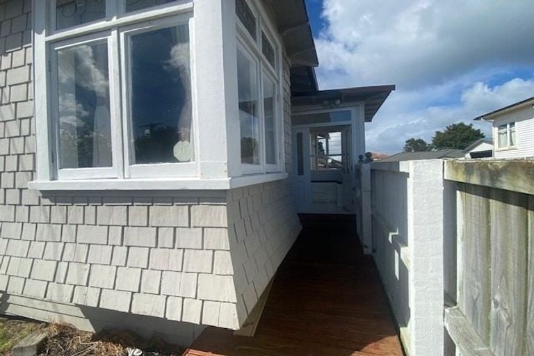 Photo of property in 118a Hutchinson Avenue, New Lynn, Auckland, 0600