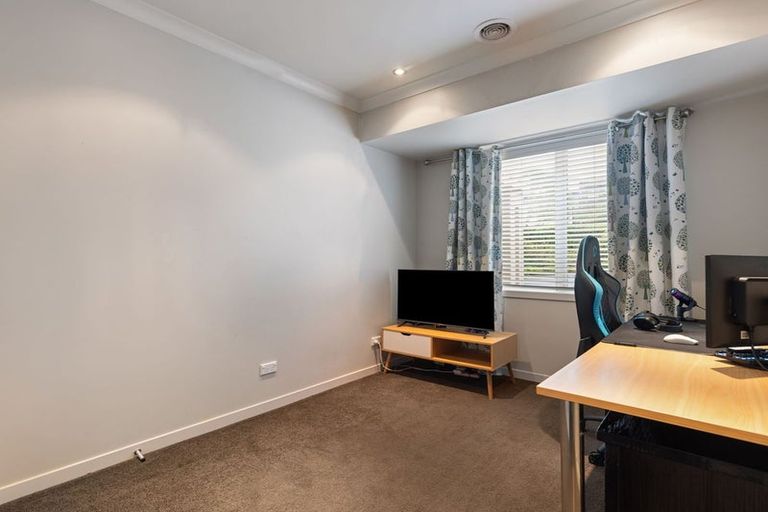 Photo of property in 37 La Lena Grove, Fitzherbert, Palmerston North, 4410