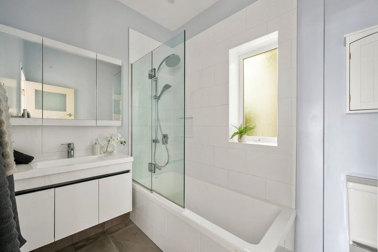 Photo of property in 162 Sutherland Road, Lyall Bay, Wellington, 6022