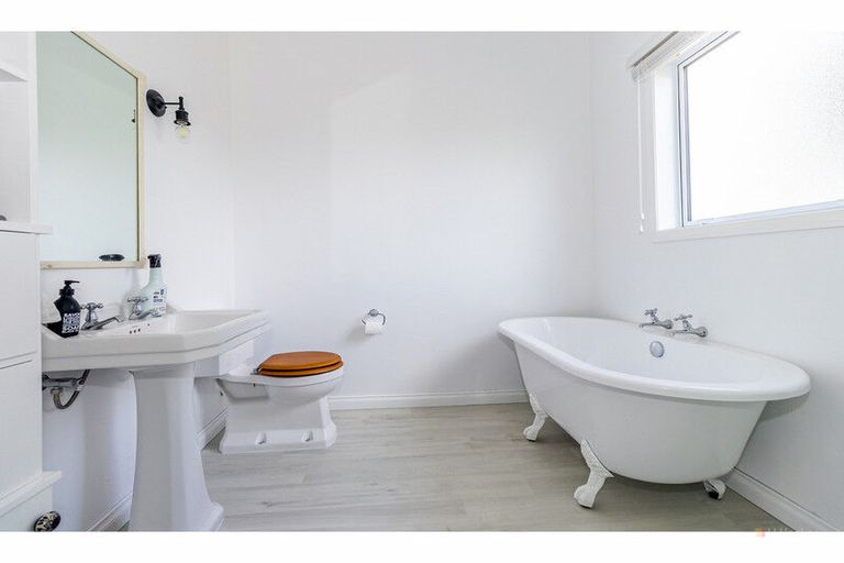 Photo of property in 43 Rhodes Street, Waimate, 7924