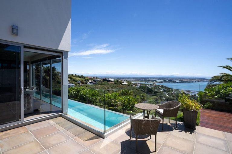 Photo of property in 8 Avery Place, Redcliffs, Christchurch, 8081