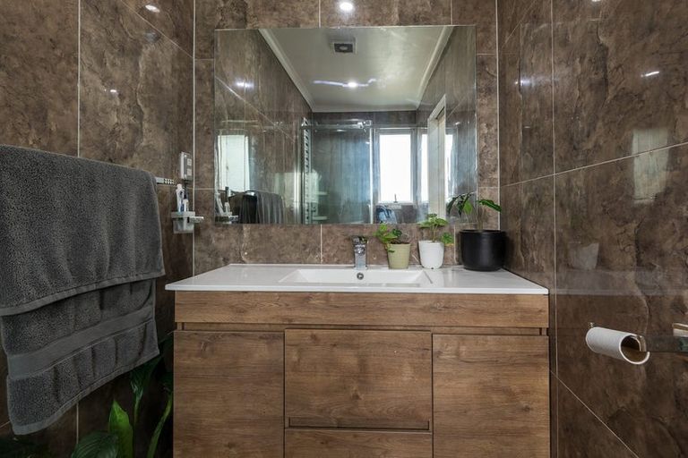 Photo of property in 61a Cobham Crescent, Kelston, Auckland, 0602