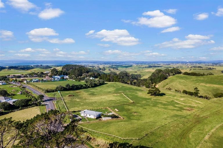 Photo of property in 2590 Awhitu Road, Awhitu, 2684