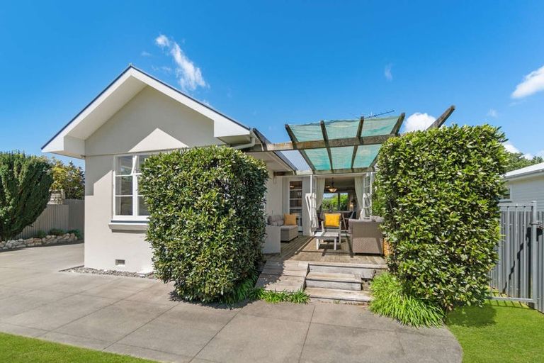 Photo of property in 17 Sackville Street, Martinborough, 5711