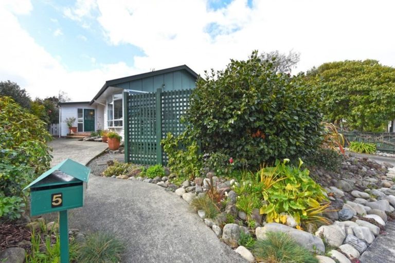 Photo of property in 5 Parera Grove, Heretaunga, Upper Hutt, 5018