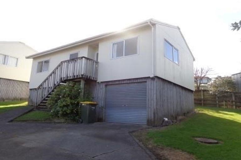 Photo of property in 16 Worthington Place, West Harbour, Auckland, 0618