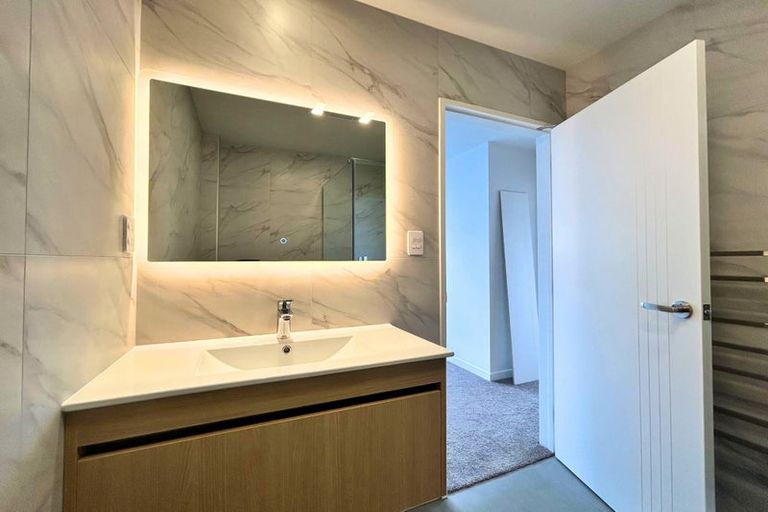 Photo of property in 23c Athena Drive, Totara Vale, Auckland, 0629