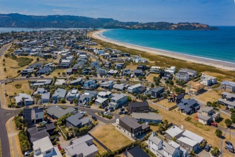 Photo of property in 14 Patiki Place, Omaha, 0986