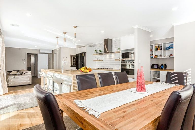 Photo of property in 86 Queen Charlotte Drive, Aotea, Porirua, 5024