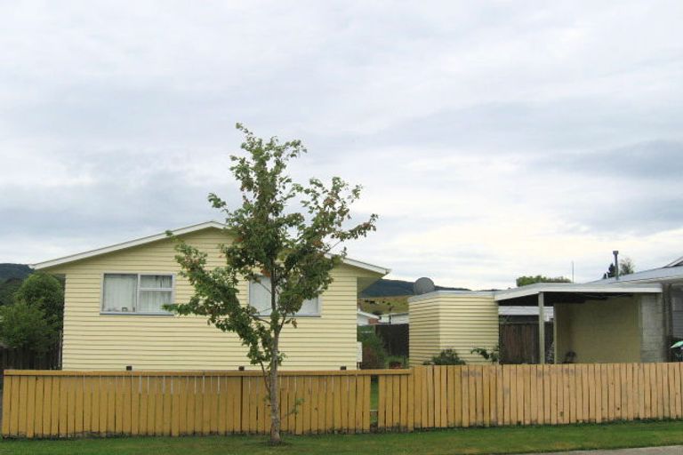 Photo of property in 14 Edelweiss Grove, Timberlea, Upper Hutt, 5018