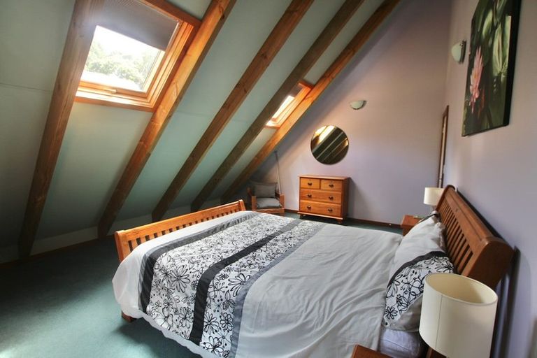 Photo of property in 2 Cascade Avenue, Waiatarua, Auckland, 0604