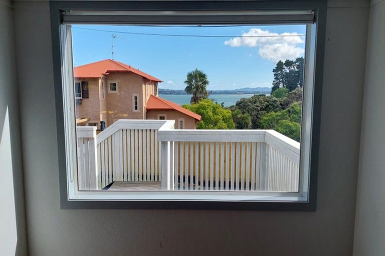 Photo of property in 1/5a Pullum Street, Birkenhead, Auckland, 0626