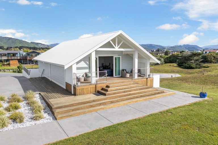 Photo of property in 87 Rutherford Drive, Waikanae Beach, Waikanae, 5036