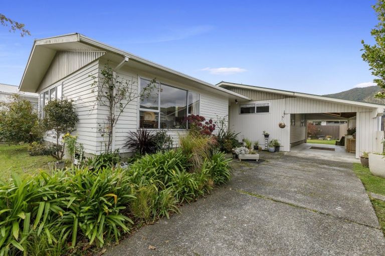 Photo of property in 298 Wellington Road, Wainuiomata, Lower Hutt, 5014