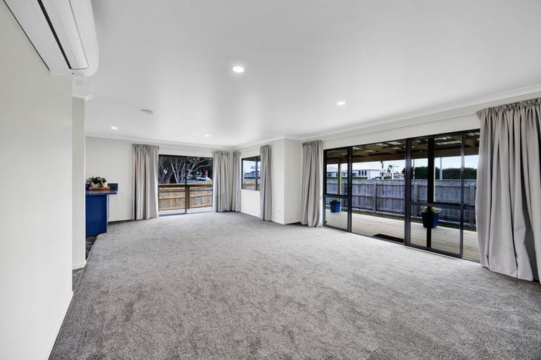 Photo of property in 25 Longfellow Road, Opunake, 4616