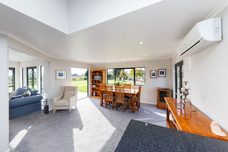 Photo of property in 27 Abby Road, Fitzherbert, Palmerston North, 4410