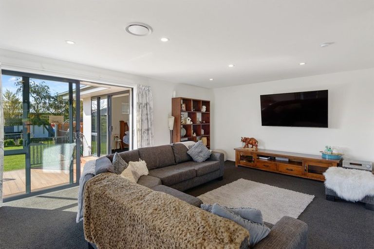 Photo of property in 8 Laing Crescent, Heathcote Valley, Christchurch, 8022