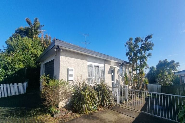 Photo of property in 2 Kerlin Crescent, West Harbour, Auckland, 0618