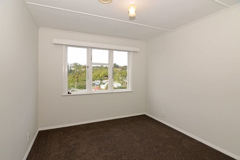 Photo of property in 141 Ruskin Road, Newlands, Wellington, 6037
