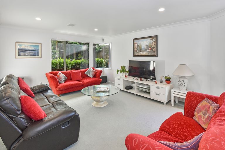 Photo of property in 2/11 The Rosebowl, Sunnyhills, Auckland, 2010