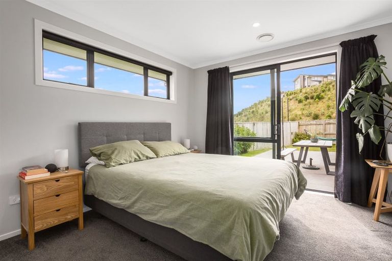 Photo of property in 25 Queen Charlotte Drive, Aotea, Porirua, 5024