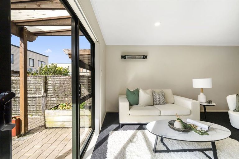 Photo of property in 4/15 Harbour View Road, Te Atatu Peninsula, Auckland, 0610
