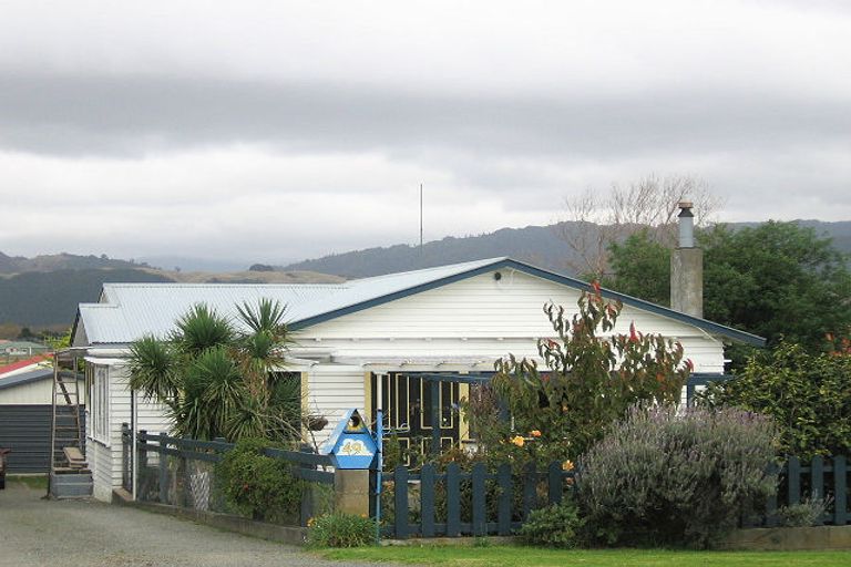 Photo of property in 49 Bluegum Road, Paraparaumu Beach, Paraparaumu, 5032