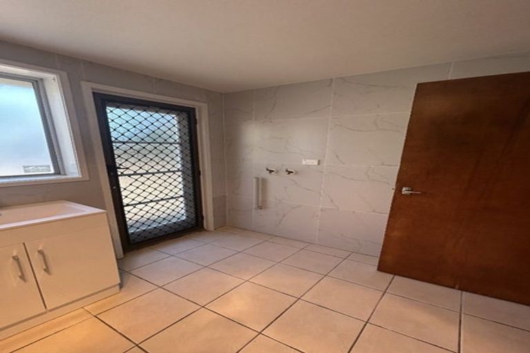 Photo of property in 19 South Lynn Road, Titirangi, Auckland, 0604