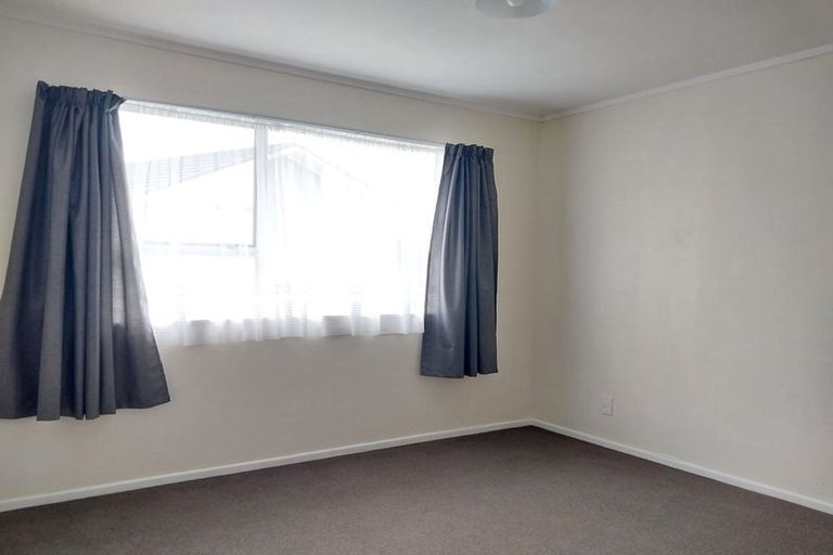 Photo of property in 10 Kingsbridge Place, Newlands, Wellington, 6037