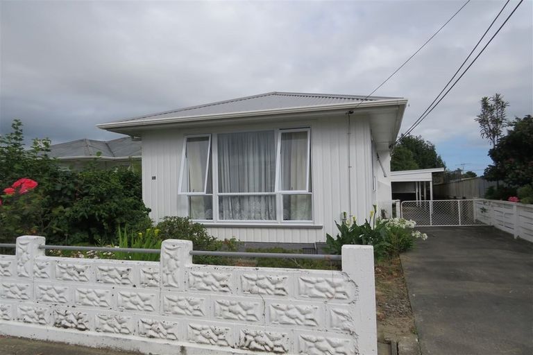 Photo of property in 27 Karaka Crescent, Levin, 5510