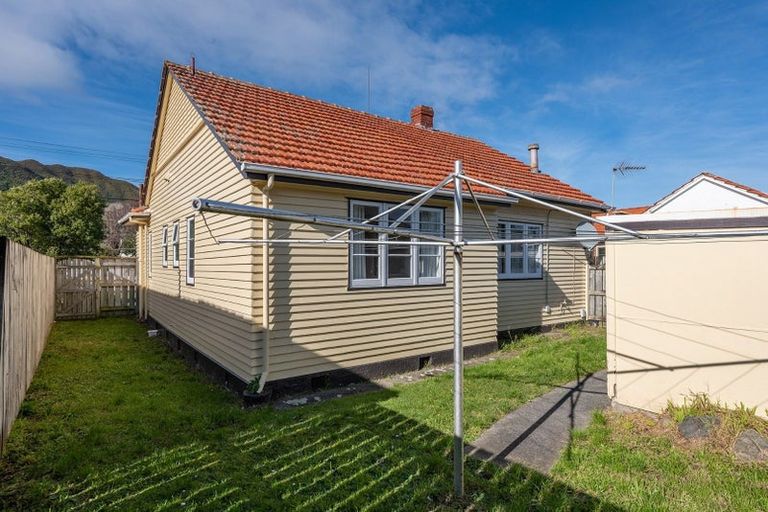 Photo of property in 19 Waiwhetu Road, Waiwhetu, Lower Hutt, 5010
