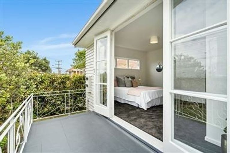 Photo of property in 2/104 Coronation Road, Hillcrest, Auckland, 0627
