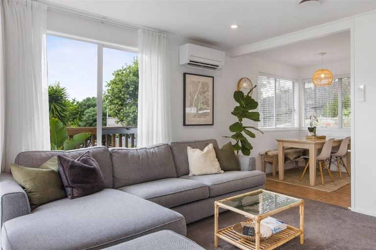 Photo of property in 1/12 Wanita Place, Totara Vale, Auckland, 0629