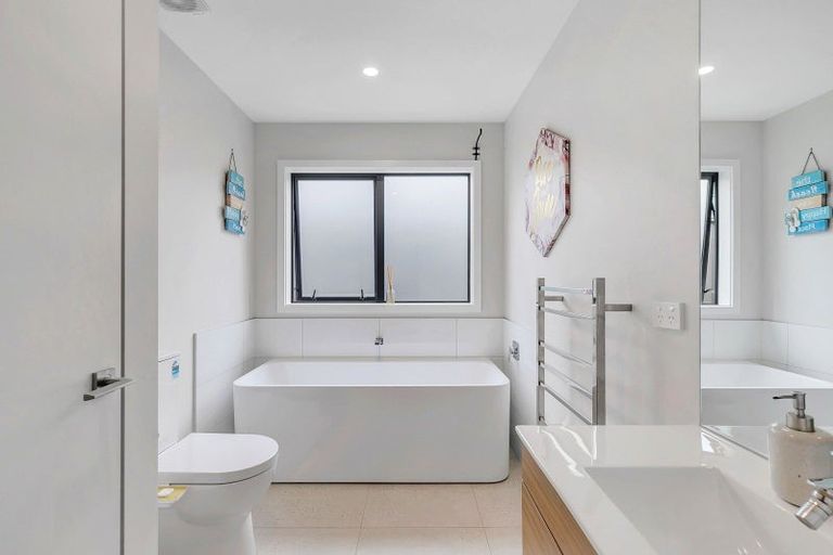 Photo of property in 48 Karearea Avenue, Kenepuru, Porirua, 5022