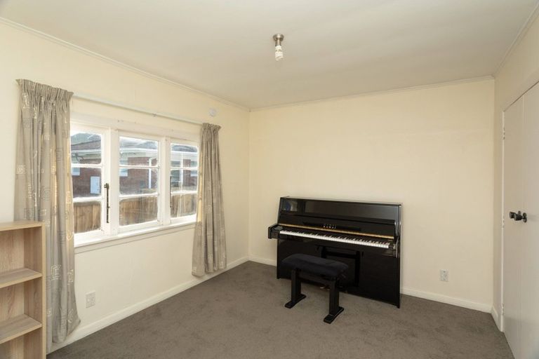 Photo of property in 1/263 Glenfield Road, Hillcrest, Auckland, 0627