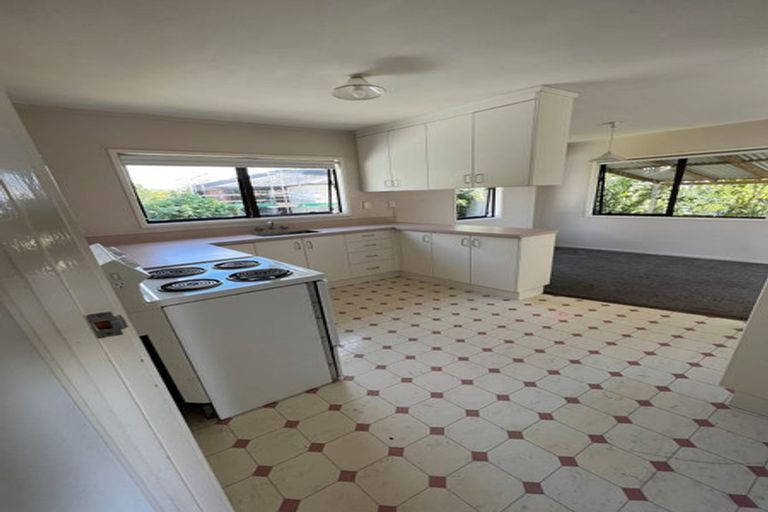 Photo of property in 28 Orton Street, Glenfield, Auckland, 0627